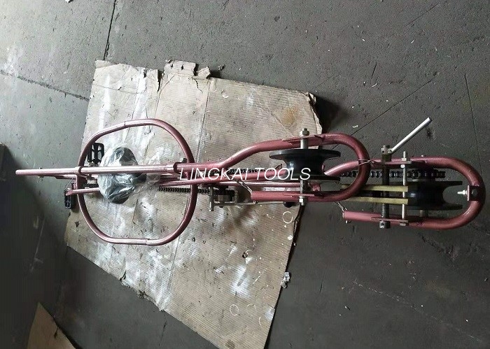 検査のための用具をひもでつなぐ自転車タイプの送電線のトロリー